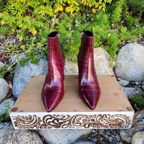Gorgeous Marc Fisher LTD Croc Embossed Booties - Picture 3 of 8